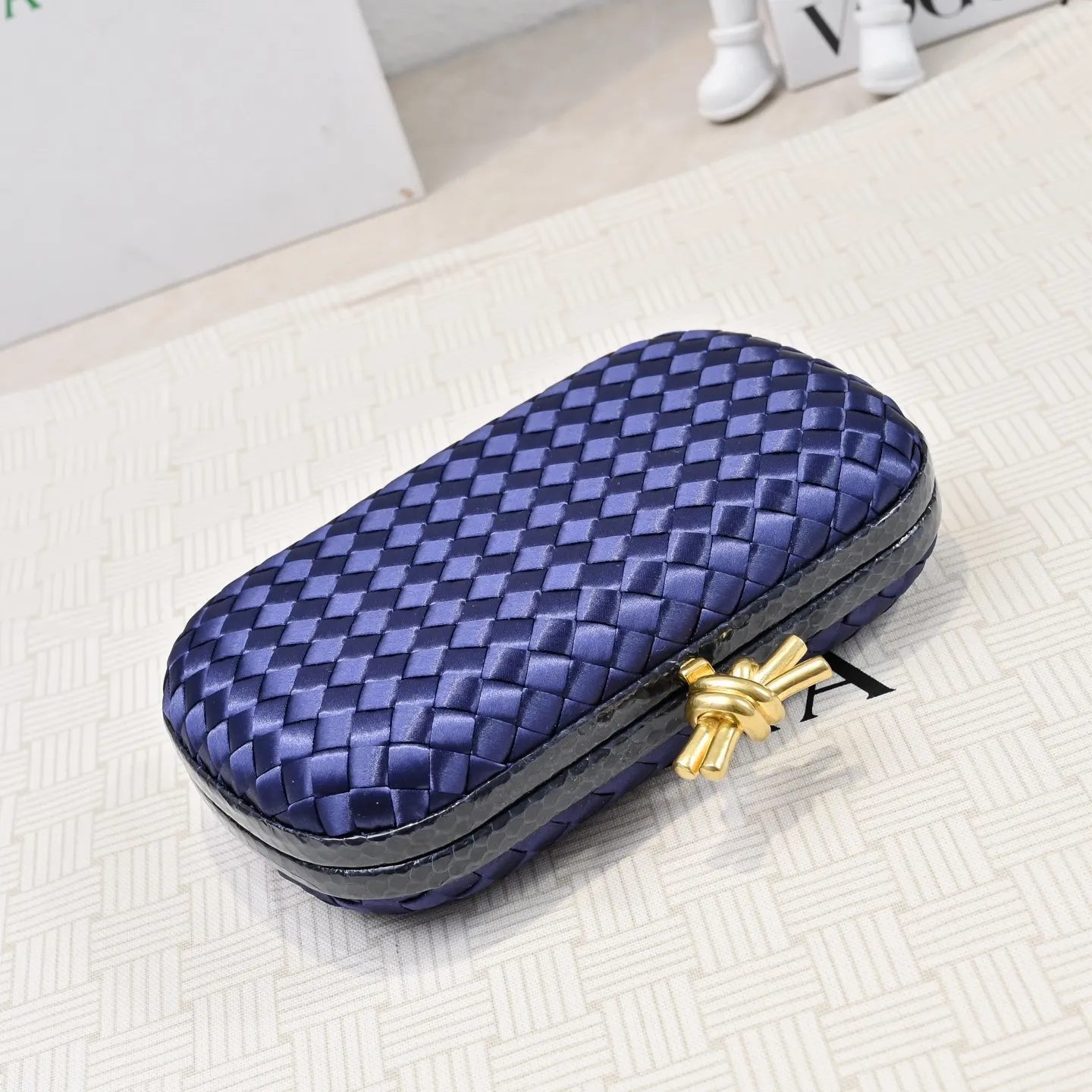 Batch 1460 #BV Knot woven evening bag series ~ Each bag reveals exquisite elegance💫Iconic classic silk weaving➕snake skin trimming with knot buckle, soft and delicate feel. The design is small and exquisite, low-key without logo, elegant and elegant. Paired with evening dress or cheongsam, it has the atmosphere of a famous and wealthy lady. Full of aura and invincible texture💃 Model: 7622 Dimensions: 20x12x5.5